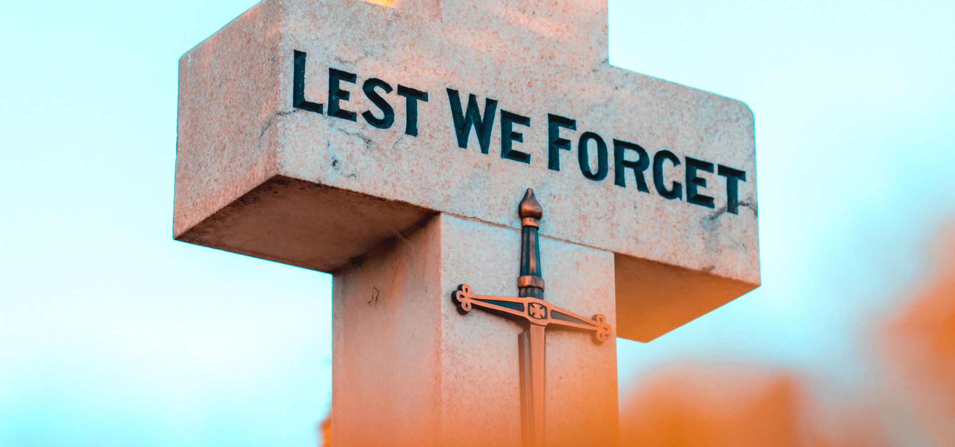 Lest we forget written on a stone cross